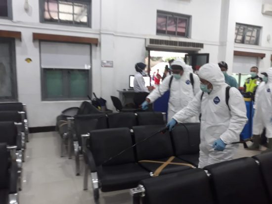 Wali Kota Malang dan Wawali Lakukan Penyemprotan Disinfektan di Balekota