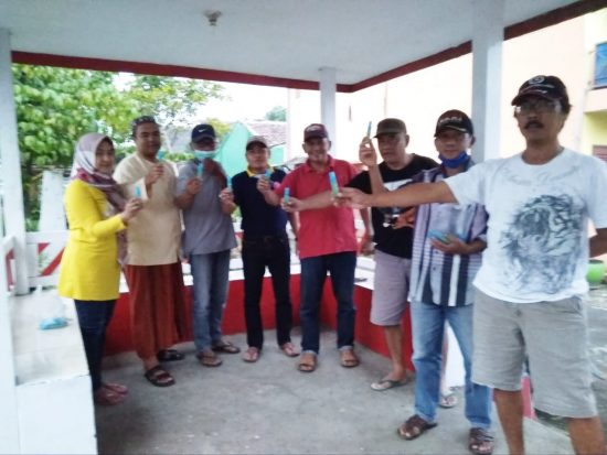 Alumni IKIP Budi Utomo Kota Malang Bagikan Hand Sanitizer pada Warga