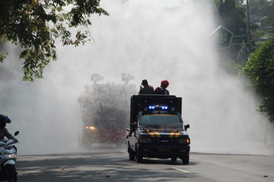 Penyemprotan Disinfektan Serentak di Jombang Gunakan Water Canon-Damkar