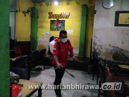 Satgas Pencegahan Corona PDIP Surabaya Semprot Tempat Nongkrong Wartawan