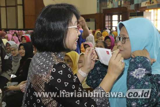 Ikatan Istri Karyawan Semen Indonesia Bagikan 4.800 Masker Gratis