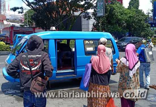 Mobil Penumpang Umum Kota Malang Semprot Disinfektan Secara Mandiri