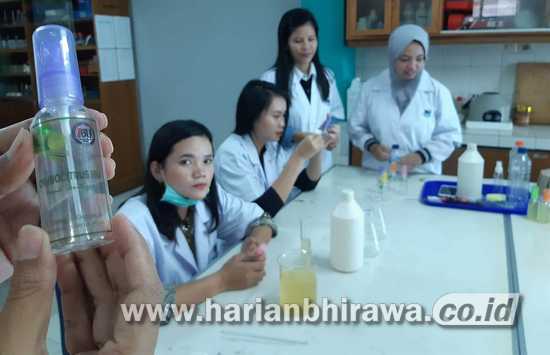 Mahasiswa IKIP Budi Utomo Kota Malang Produksi dan Bagikan 1000 Hand Sanitizer