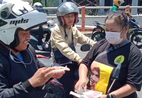 Tanggap Corona, Relawan Pendukung Ning Lia Bagi Masker Gratis