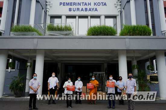 Keluarga Buddhayana Serahkan Ribuan APD ke Pemkot Surabaya