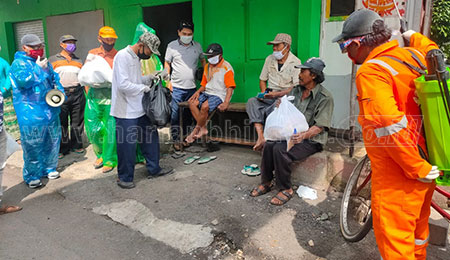 Terdampak Covid-19, Warga Surabaya Berikan 100 Sembako Bagi Kaum Dhuafa