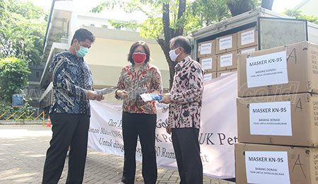 UK Petra Donasikan 25.600 Masker KN95 untuk 30 RS di Indonesia
