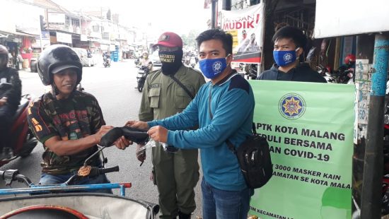 Alumni IKAPTK Kota Malang Bagikan 3.000 Masker pada Masyarakat
