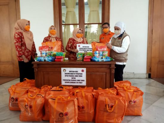 Gotong Royong Tangani Covid-19, Dharma Wanita BPBD Jatim Salurkan Paket Sembako