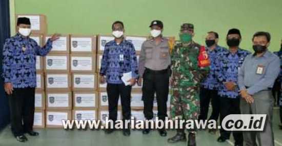Wali Kota Madiun Serahkan 2.550 Paket Sembako ke Warga Terdampak Covid-19