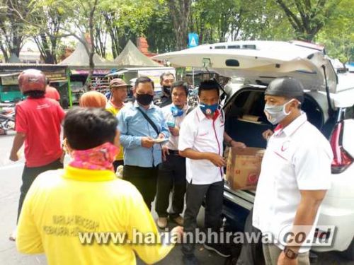 KAI Kabupaten Nganjuk Bagikan Ratusan Paket Sembako dan Masker