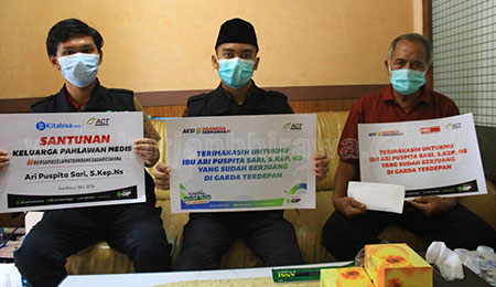 ACT Jawa Timur dan Kitabisa.com Berikan Santunan kepada Keluarga Almarhum Ari