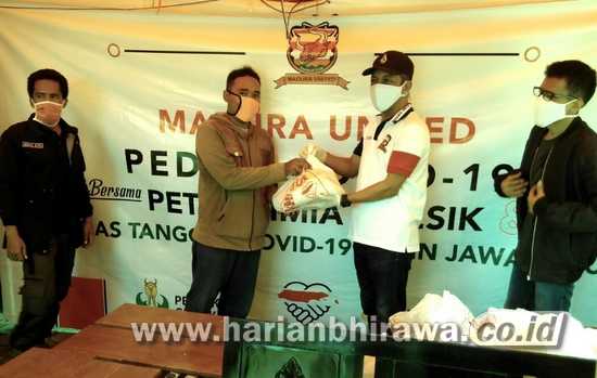 PWI – Madura United Bagikan 600 Paket Sembako Warga Terdampak Covid-19