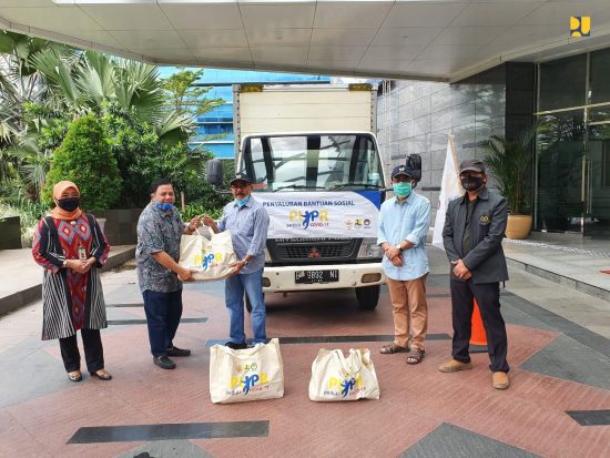 Karyawan KemenPUPR Donasikan 56.125 Paket Sembako Pekerja TerPHK