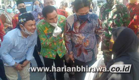 Plt Bupati Nur Ahmad Serahkan BLT Warga Desa Janti Sidoarjo