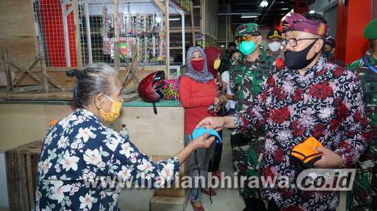 Siapkan New Normal Life, Wali Kota Blitar Santoso Sidak Pasar Penggunaan Masker