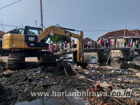 Pemerintah Kabupaten Pasuruan Keruk Sungai Penuh Sampah