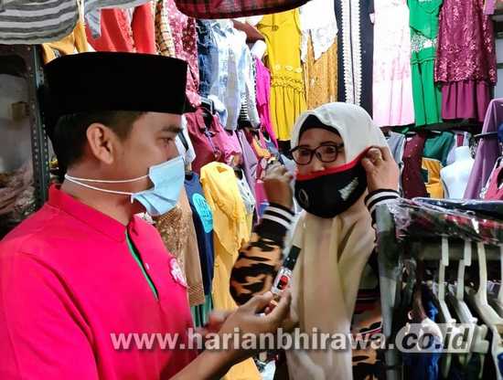 PDIP Bagikan Masker ke Pasar se-Surabaya