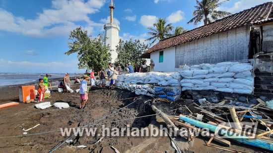 Giliran Rumah Warga Desa Wonorejo Kabupaten Situbondo Disapu Banjir Rob