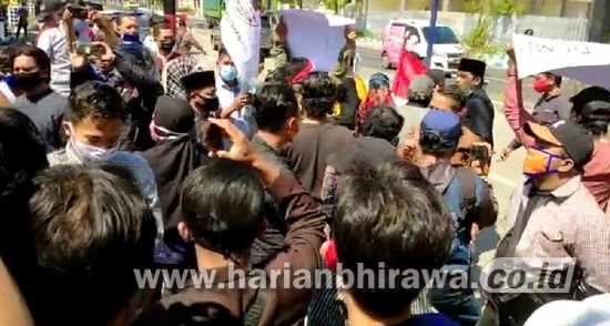 Demo Tuntut Transparansi Penerima BLT DD di Kabupaten Sampang