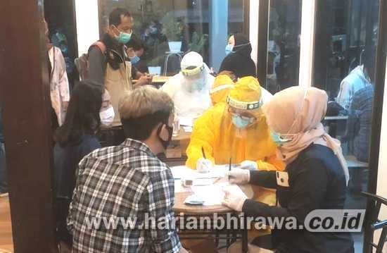 Tim Gabungan Rapid Tes Pengunjung Kafe di Kota Blitar