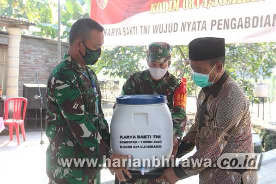 Kodim 0814 Jombang Bagikan Tandon Air, Masker dan Paket Sembako