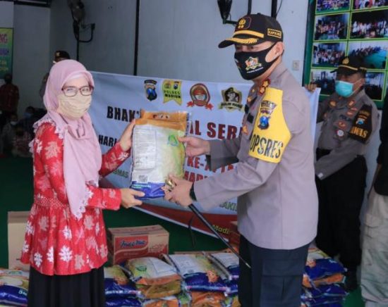 HUT Bhayangkara Ke-74, Polres Madiun Beri Bantuan SLB Bananul Amanah