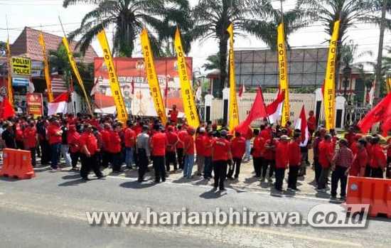 Ratusan Kader PDIP Luruk Polres Blitar, Tuntut Pembakar Bendera Partai Diusut