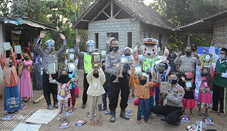 Peduli Pendidikan, Polisi Sahabat Anak Kunjungi Dusun Cobbuk