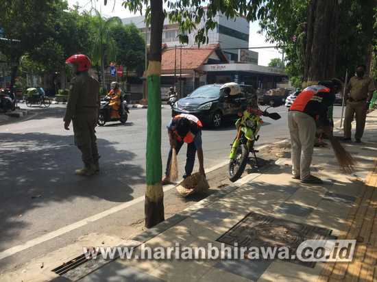 Langgar Perbup Nomor 34, Sejumlah Warga Tuban Dihukum Bersihkan Jalan