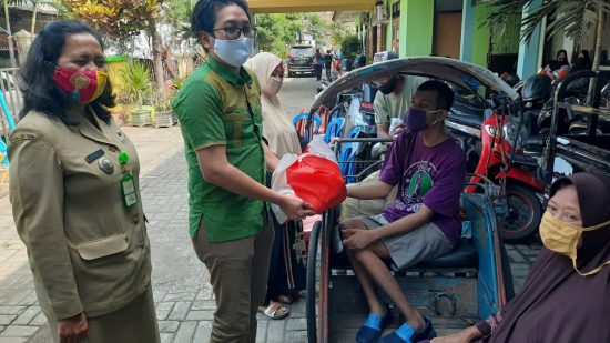 Aktivis PMII Malang Bagikan Ribuan Masker dan Hand Sanitizer Pedagang Pasar