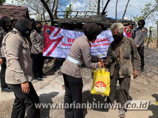 05-FOTO A awi Polwan Situbondo Serahkan Bantuan Sembako Untuk Warga Miskin