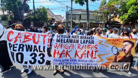Pekerja Hiburan Malam di Kota Surabaya Demo Perwali 33 Direvisi