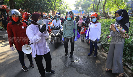 Hampir 5 Jam Risma Keliling Surabaya Ingatkan Warga Pakai Masker
