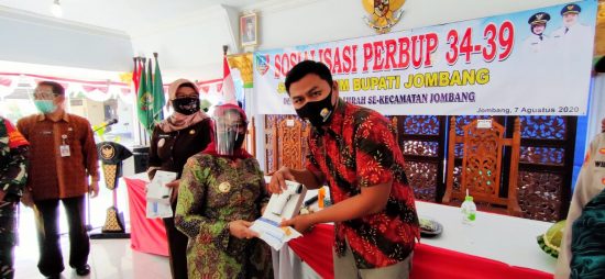 Dukung Jatim Bermasker, Bupati Jombang Serahkan Thermal Gun dan Masker