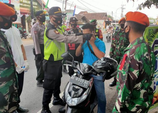 Razia Gabungan TNI Polri, Bagikan Masker Pengendara hingga Larang Pendatang Masuk Kota Madiun