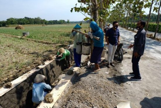 SIG Bangun Sarana Prasarana Desa di Jateng dan Jatim Rp1,9 Miliar