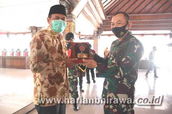 Warga Majapahit Beri Tanda Kehormatan Garnisun Tetap III/Surabaya