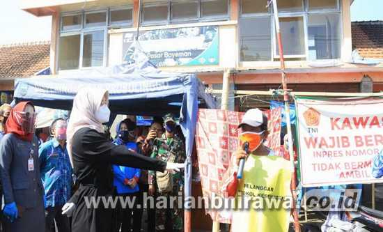 Bupati Probolinggo Blusukan Operasi Masker di Pasar Bayeman
