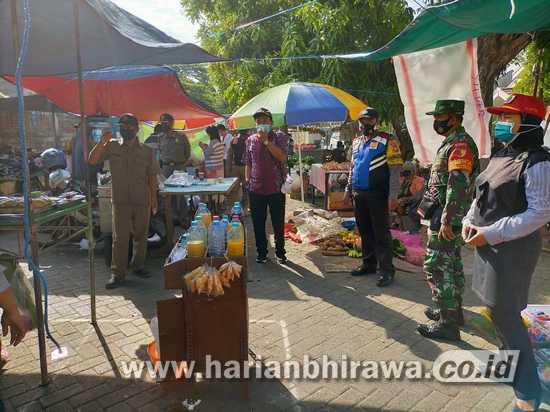 05-FOTO B bed Tiga Pilar Wiyung beri Imbauan New Normal di Pasar Krempyeng