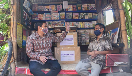 Wali Kota Kediri Serahkan Bantuan Ratusan Buku