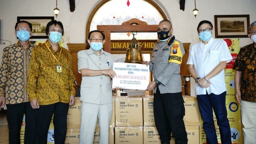 Paguyuban Masyarakat Tionghoa Beri Bantuan 100 Ribu Masker ke Polrestabes Surabaya