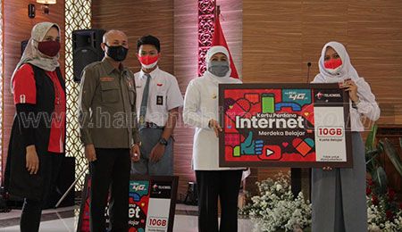 Gubernur Jatim Bagikan Paket Internet ke 1.3 Juta Siswa dan 100 Ribu Guru