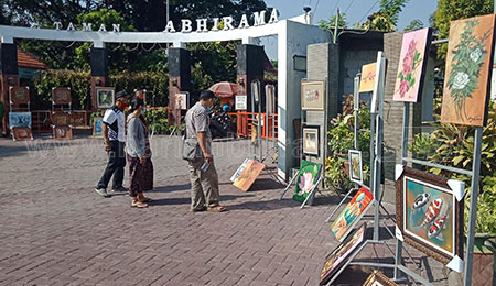 Seniman Sidoarjo Gelar Bursa Karya Seni di Taman Abhirama