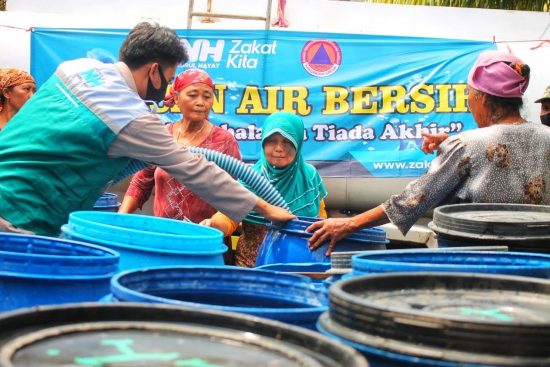 Peduli Kekeringan, NH Zakatkita Droping Air Bersih Sejumlah Desa di Kabupaten Gresik