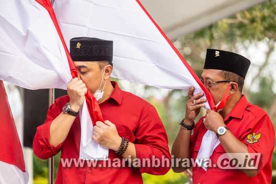 Khidmat Cium Bendera Merah-Putih, Eri Cahyadi: Surabaya Membangun untuk Wong Cilik