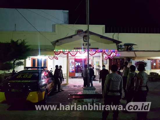 Jelang Pilkada, Puluhan Polisi Jaga Kantor KPU dan Bawaslu