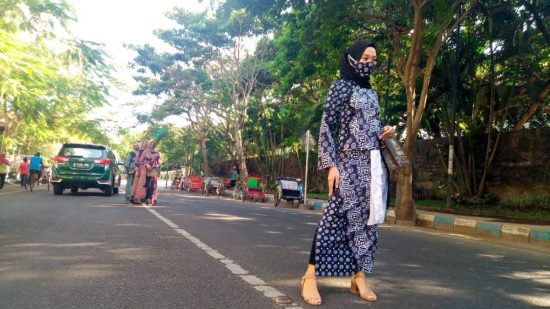 Model Tulungagung Pamer Masker Batik Modis di Hari Batik Nasional
