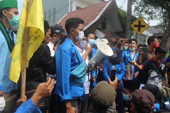Ketua DPRD Jombang Tanda Tangani Tuntutan Tolak Omnibus Law