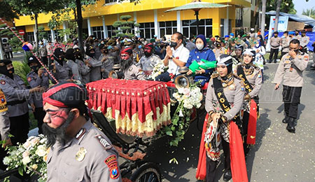 Kapolda Lepas Mayjen TNI Widodo Iryansyah dengan Kereta Kencana